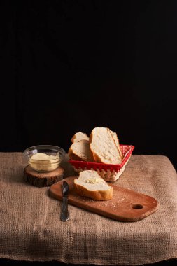 Fırın ekmek üreticileri - altın rustik huysuz somun ekmek ve siyah kara tahta zemin üzerine buns