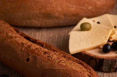 Ahşap masa arasında farklı ekmek peynir dilimleri