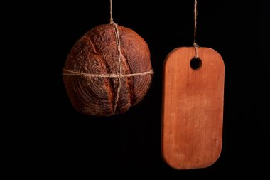 Mutfak masasının üstünde siyah bir arka plan ile yuvarlak taze ekmek