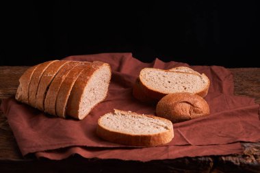 taze pişmiş ekmek koyu ahşap mutfak masasında. Seçici odak