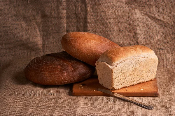 Pão Trigo Diferentes Mesa Rústica Foco Seletivo — Fotografia de Stock