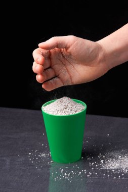 Perlit bir kadın elinde. perlit suda sebze için