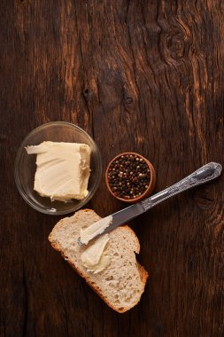 Karanlık ructic ahşap arka plan closeup dilimlenmiş kepekli ekmek en iyi görünümü