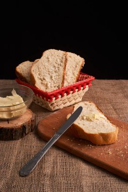 Fırın ekmek üreticileri - altın rustik huysuz somun ekmek ve siyah kara tahta zemin üzerine buns. Natürmort yukarıdan yakalanan