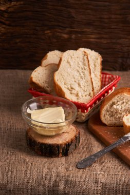 Rustik ahşap arka plan kopya alanı ile kahvaltıda ekmek ve tereyağı. Sabah Kahvaltı ekmek ve tereyağı ile.