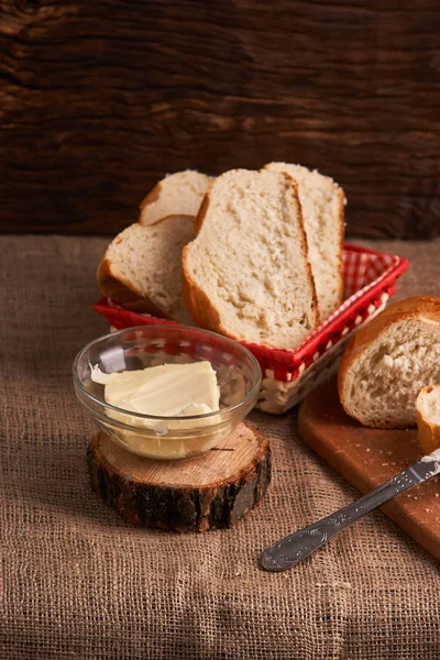 Rustik ahşap arka plan kopya alanı ile kahvaltıda ekmek ve tereyağı. Sabah Kahvaltı ekmek ve tereyağı ile.