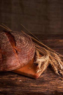 Arka plan çuval bezi üzerinde pişmiş ekmek yelpazesine frash yukarıdan izlendi. Üstten Görünüm