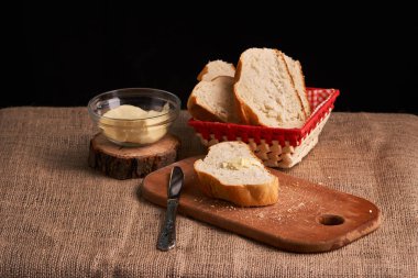 Fırın ekmek üreticileri - altın rustik huysuz somun ekmek ve siyah kara tahta zemin üzerine buns. Natürmort yukarıdan yakalanan