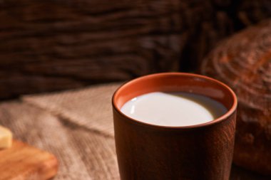 Muhtelif süt ürünleri süt, peynir, yumurta. rustik natürmort tablo