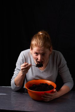 Mutlu kadın yakından dikim için toprak yiyor. Ekoloji kavramı