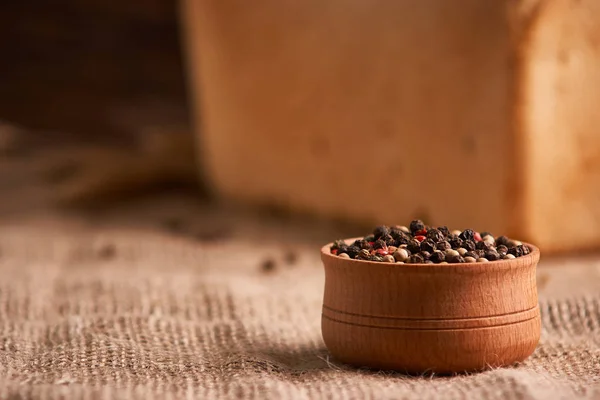 Peppercorns en un tazón de madera en la mesa con comida de estilo rústico. Comida casera —  Fotos de Stock