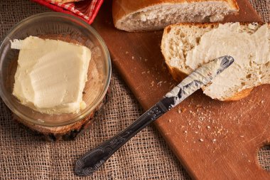 Rustik ahşap arka plan kopya alanı ile kahvaltıda ekmek ve tereyağı. Sabah Kahvaltı ekmek ve tereyağı ile.