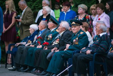 Eski 9 Mayıs 2018 yılında Kamianets-Podilskyi üzerinde zafer günü yıldönümü için ayrılmış festivaller sırasında madalya ile dekore edilmiş İkinci Dünya Savaşı gazileri