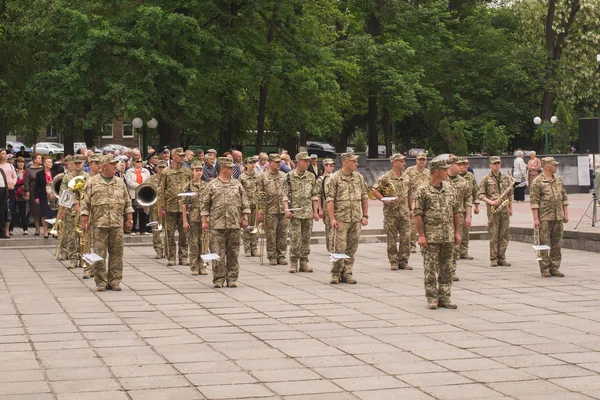 Militares ucranianos en la celebración del Día de la Victoria en la Segunda Guerra Mundial, en Kamianets-Podilskyi 9 mayo 2019 —  Fotos de Stock