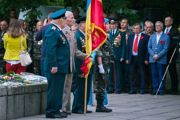 Eski 9 Mayıs 2018 yılında Kamianets-Podilskyi üzerinde zafer günü yıldönümü için ayrılmış festivaller sırasında madalya ile dekore edilmiş İkinci Dünya Savaşı gazileri — Stok fotoğraf