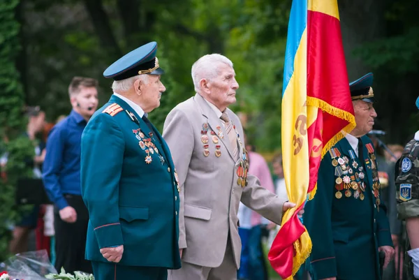 Eski 9 Mayıs 2018 yılında Kamianets-Podilskyi üzerinde zafer günü yıldönümü için ayrılmış festivaller sırasında madalya ile dekore edilmiş İkinci Dünya Savaşı gazileri — Stok fotoğraf