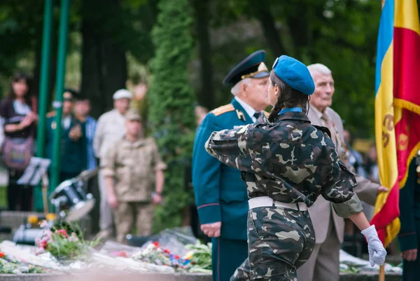 9 Mayıs 2018 yılında Kamyanets-Podilsky üzerinde geçit töreninde kız öğrenci — Stok fotoğraf