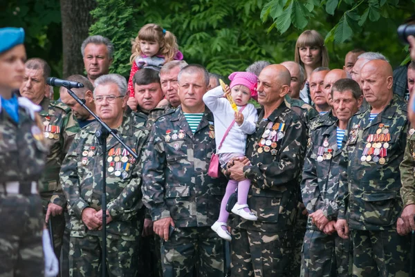 Eski 9 Mayıs 2018 yılında Kamianets-Podilskyi üzerinde zafer günü yıldönümü için ayrılmış festivaller sırasında madalya ile dekore edilmiş İkinci Dünya Savaşı gazileri — Stok fotoğraf