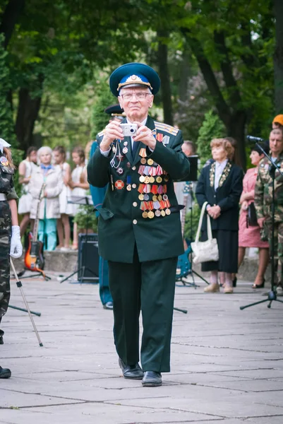 Eski 9 Mayıs 2018 yılında Kamianets-Podilskyi üzerinde zafer günü yıldönümü için ayrılmış festivaller sırasında madalya ile dekore edilmiş İkinci Dünya Savaşı gazileri — Stok fotoğraf