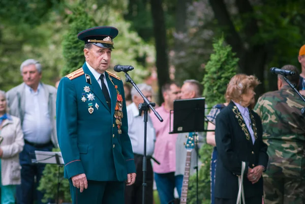 Eski 9 Mayıs 2018 yılında Kamianets-Podilskyi üzerinde zafer günü yıldönümü için ayrılmış festivaller sırasında madalya ile dekore edilmiş İkinci Dünya Savaşı gazileri — Stok fotoğraf