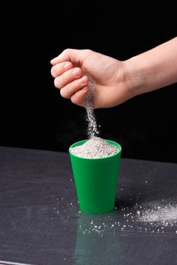 Perlit bir kadın elinde. perlit suda sebze için