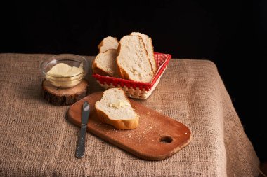 Tereyağlı ekmek. Ev yapımı gıda kavramı. Yakın çekim