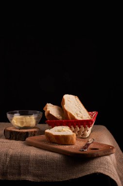 taze pişmiş ekmek koyu ahşap mutfak masasında. Seçici odak