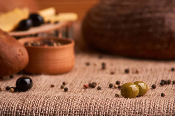 zeytin, ekmek, baget ve peynir arka planda masada olduğunu. Seçici odak