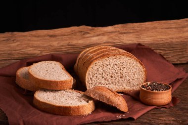 Karabiber gıda rustik tarzı ile masada ahşap bir kase. Ev yapımı yiyecek