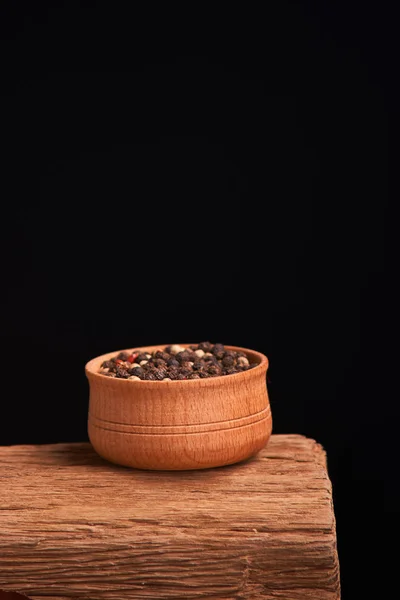 Tazón de varios granos de pimienta semillas de pimienta mezclar sobre fondo de estilo rástico de mesa —  Fotos de Stock