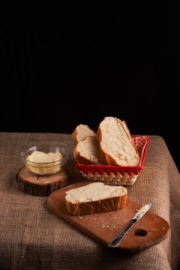 Tereyağlı ekmek. Ev yapımı gıda kavramı. Yakın çekim