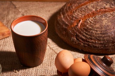 Muhtelif süt ürünleri süt, peynir, yumurta. rustik natürmort tablo