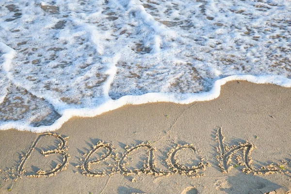 Pláž slovo je napsáno na pláž písek — Stock fotografie