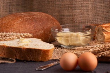 Fırın ekmek üreticileri - altın rustik huysuz somun ekmek ve siyah kara tahta zemin üzerine buns. Natürmort yukarıdan yakalanan