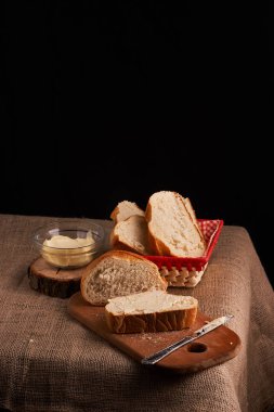 taze pişmiş ekmek koyu ahşap mutfak masasında. Seçici odak