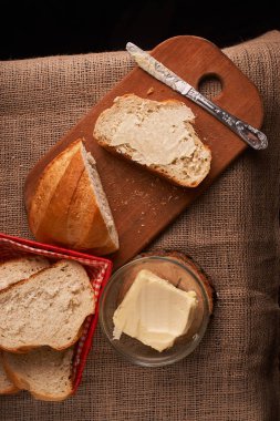 Tereyağlı ekmek. Ev yapımı gıda kavramı. Yakın çekim