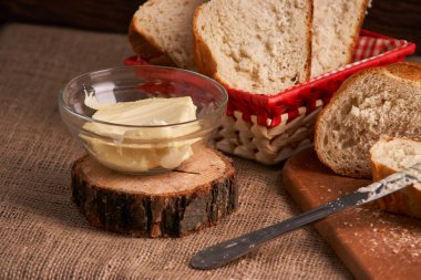 Rustik ahşap arka plan kopya alanı ile kahvaltıda ekmek ve tereyağı. Sabah Kahvaltı ekmek ve tereyağı ile.