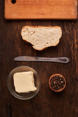 Fırın ekmek üreticileri - altın rustik huysuz somun ekmek ve siyah kara tahta zemin üzerine buns. Natürmort yukarıdan yakalanan