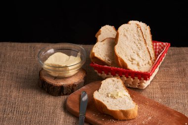 teasty ev gıda kavramı ekmek ve tereyağı masaya kadar yakın