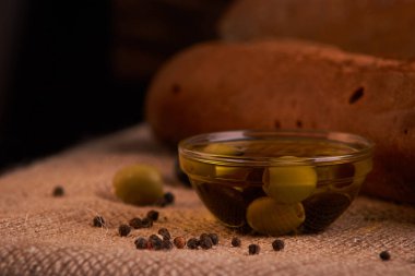 taze ekmek baget ile zeytinyağı, zeytin. peynir ve biberiye ahşap arka plan üzerinde. Teasty Kahvaltı