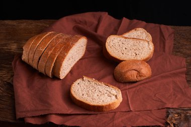taze pişmiş ekmek koyu ahşap mutfak masasında. Seçici odak