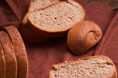 taze pişmiş ekmek koyu ahşap mutfak masasında. Seçici odak