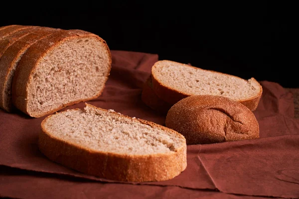 taze pişmiş ekmek koyu ahşap mutfak masasında. Seçici odak