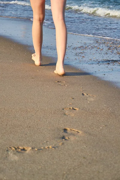 Шини, идеальный отпечаток ног в песке и женские ноги на пляже летом — стоковое фото