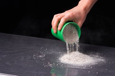 Perlit bir kadın elinde. perlit suda sebze için