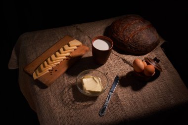 Muhtelif süt ürünleri süt, peynir, yumurta. rustik natürmort tablo