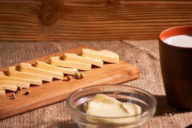 Tereyağı ve peynir ve süt kahvaltı ederken, rustik ahşap arka plan kopya alanı ile için. Sabah kahvaltı