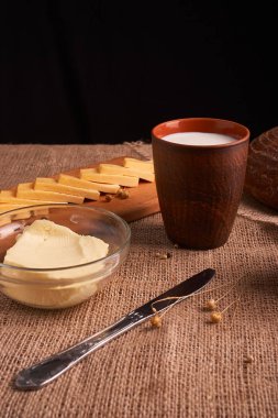 Muhtelif süt ürünleri süt, peynir, tereyağı rustik natürmort tablo