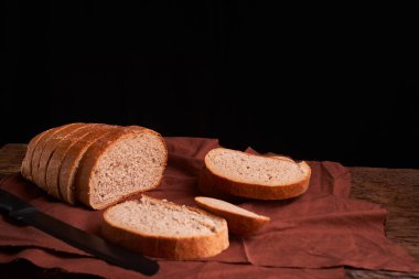 Fırın ekmek üreticileri - altın rustik huysuz somun ekmek ve siyah kara tahta zemin üzerine buns. Natürmort yukarıdan yakalanan
