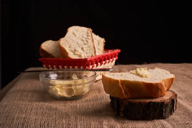 Tereyağlı ekmek. Ev yapımı gıda kavramı. Yakın çekim